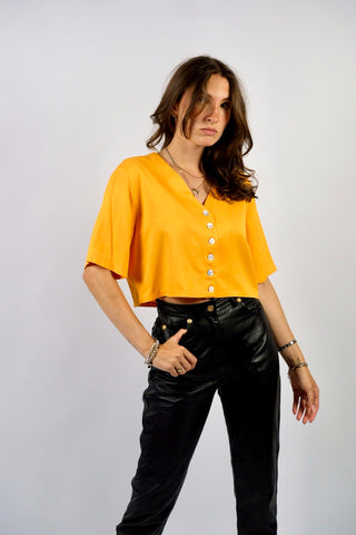 80s Basic Bluse aus Viskosemischung mit V-Ausschnitt – von uns gecropped – die Farbe ist ein tolles, leuchtendes und gelbliches Orange – wir empfehlen die Bluse einer heutigen M