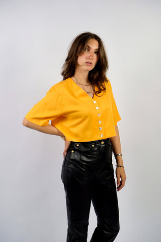 80s Basic Bluse aus Viskosemischung mit V-Ausschnitt – von uns gecropped – die Farbe ist ein tolles, leuchtendes und gelbliches Orange – wir empfehlen die Bluse einer heutigen M