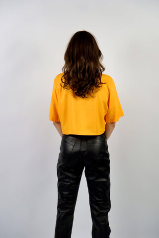 80s Basic Bluse aus Viskosemischung mit V-Ausschnitt – von uns gecropped – die Farbe ist ein tolles, leuchtendes und gelbliches Orange – wir empfehlen die Bluse einer heutigen M