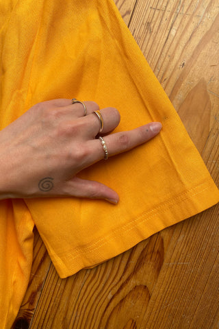 80s Basic Bluse aus Viskosemischung mit V-Ausschnitt – von uns gecropped – die Farbe ist ein tolles, leuchtendes und gelbliches Orange – wir empfehlen die Bluse einer heutigen M