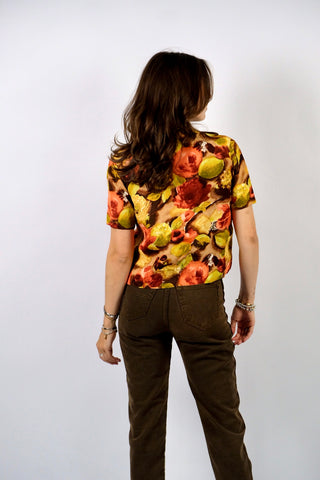 Handmade 80s/90s Bluse in kurzem Schnitt mit tiefem V-Kragen, Hakenverschlüssen mit Zierschleifen sowie floralem Crazy Pattern Print in Rotbraun, Braun, Beige, Weinrot, Orange/Pfirsich, Gelb, Gelbgrün und Hellgrün – wir empfehlen die Bluse einer S – ein Unikat und Highlight