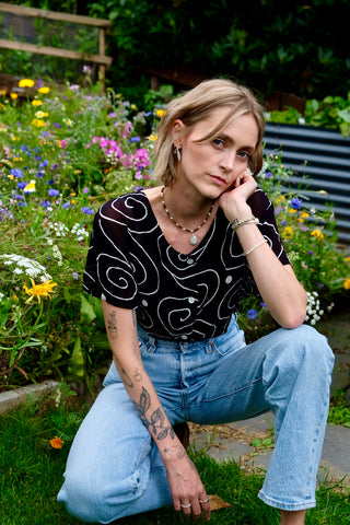 Schwarze, halbtransparente 90s Bluse aus reiner Viskose mit weißem Spiralen-Print – zu empfehlen für eine heutige M bis L