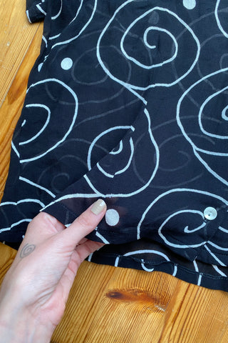 Schwarze, halbtransparente 90s Bluse aus reiner Viskose mit weißem Spiralen-Print – zu empfehlen für eine heutige M bis L