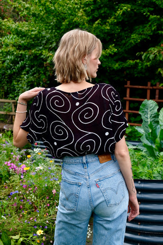 Schwarze, halbtransparente 90s Bluse aus reiner Viskose mit weißem Spiralen-Print – zu empfehlen für eine heutige M bis L