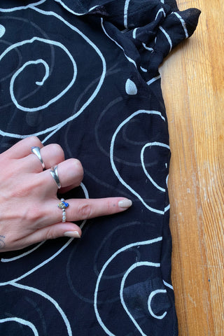 Schwarze, halbtransparente 90s Bluse aus reiner Viskose mit weißem Spiralen-Print – zu empfehlen für eine heutige M bis L