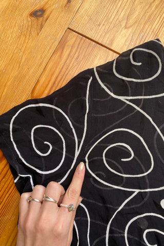 Schwarze, halbtransparente 90s Bluse aus reiner Viskose mit weißem Spiralen-Print – zu empfehlen für eine heutige M bis L
