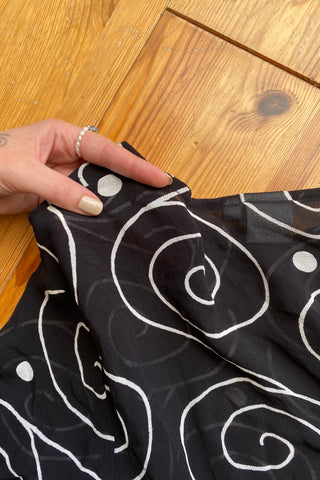 Schwarze, halbtransparente 90s Bluse aus reiner Viskose mit weißem Spiralen-Print – zu empfehlen für eine heutige M bis L