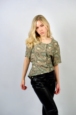 00s Bluse mit Rundhalskragen (von uns reworked, von einem Kleid zur Schößchenbluse), vorn kürzer und hinten länger, mit Bändchen zum Binden am Rücken sowie Boho Paisley Print in tollen Farben (Salbeigrün, Graugrün/Mint, Rotbraun, Pastellgelb und Schwarz – tragbar von einer M bis L