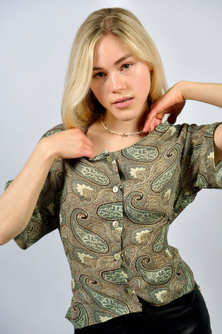 00s Bluse mit Rundhalskragen (von uns reworked, von einem Kleid zur Schößchenbluse), vorn kürzer und hinten länger, mit Bändchen zum Binden am Rücken sowie Boho Paisley Print in tollen Farben (Salbeigrün, Graugrün/Mint, Rotbraun, Pastellgelb und Schwarz – tragbar von einer M bis L