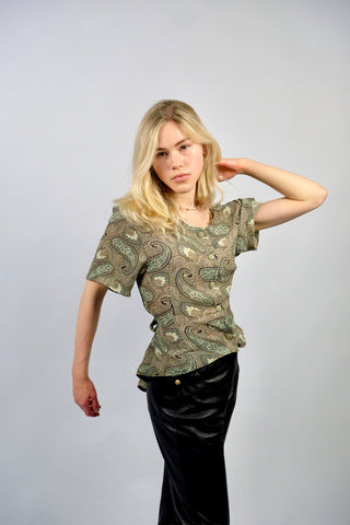 00s Bluse mit Rundhalskragen (von uns reworked, von einem Kleid zur Schößchenbluse), vorn kürzer und hinten länger, mit Bändchen zum Binden am Rücken sowie Boho Paisley Print in tollen Farben (Salbeigrün, Graugrün/Mint, Rotbraun, Pastellgelb und Schwarz – tragbar von einer M bis L