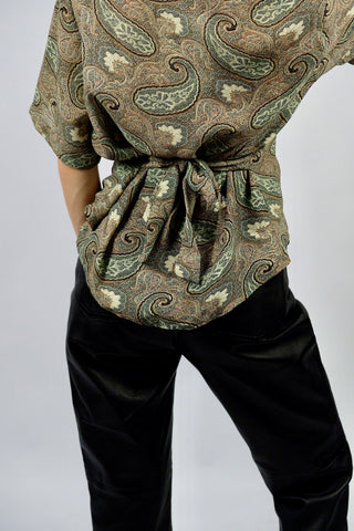 00s Bluse mit Rundhalskragen (von uns reworked, von einem Kleid zur Schößchenbluse), vorn kürzer und hinten länger, mit Bändchen zum Binden am Rücken sowie Boho Paisley Print in tollen Farben (Salbeigrün, Graugrün/Mint, Rotbraun, Pastellgelb und Schwarz – tragbar von einer M bis L