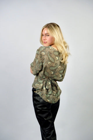 00s Bluse mit Rundhalskragen (von uns reworked, von einem Kleid zur Schößchenbluse), vorn kürzer und hinten länger, mit Bändchen zum Binden am Rücken sowie Boho Paisley Print in tollen Farben (Salbeigrün, Graugrün/Mint, Rotbraun, Pastellgelb und Schwarz – tragbar von einer M bis L