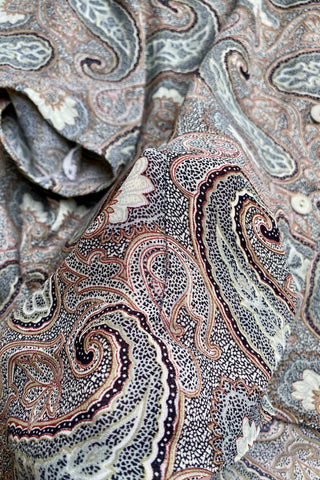 00s Bluse mit Rundhalskragen (von uns reworked, von einem Kleid zur Schößchenbluse), vorn kürzer und hinten länger, mit Bändchen zum Binden am Rücken sowie Boho Paisley Print in tollen Farben (Salbeigrün, Graugrün/Mint, Rotbraun, Pastellgelb und Schwarz – tragbar von einer M bis L