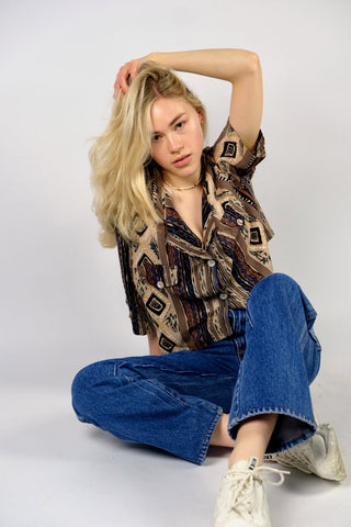 Locker und boxy geschnittene 90s Bluse (von uns reworked, von einem Kleid zur Crop-Bluse), made in Italy aus reiner Viskose mit Boho Print in Brauntönen, Beige, Schwarz, Weiß und Blau – wir empfehlen die Bluse einer heutigen L