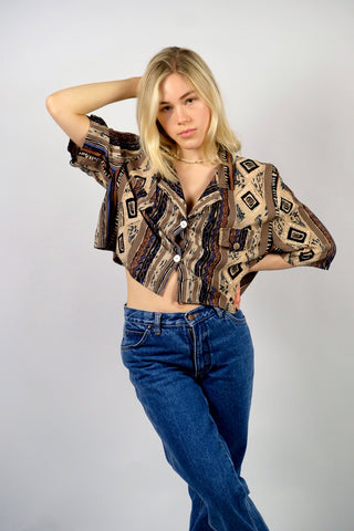 Locker und boxy geschnittene 90s Bluse (von uns reworked, von einem Kleid zur Crop-Bluse), made in Italy aus reiner Viskose mit Boho Print in Brauntönen, Beige, Schwarz, Weiß und Blau – wir empfehlen die Bluse einer heutigen L