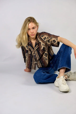 Locker und boxy geschnittene 90s Bluse (von uns reworked, von einem Kleid zur Crop-Bluse), made in Italy aus reiner Viskose mit Boho Print in Brauntönen, Beige, Schwarz, Weiß und Blau – wir empfehlen die Bluse einer heutigen L