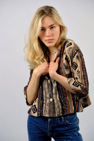Locker und boxy geschnittene 90s Bluse (von uns reworked, von einem Kleid zur Crop-Bluse), made in Italy aus reiner Viskose mit Boho Print in Brauntönen, Beige, Schwarz, Weiß und Blau – wir empfehlen die Bluse einer heutigen L
