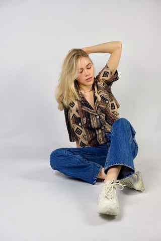 Locker und boxy geschnittene 90s Bluse (von uns reworked, von einem Kleid zur Crop-Bluse), made in Italy aus reiner Viskose mit Boho Print in Brauntönen, Beige, Schwarz, Weiß und Blau – wir empfehlen die Bluse einer heutigen L