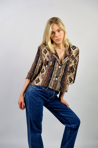 Locker und boxy geschnittene 90s Bluse (von uns reworked, von einem Kleid zur Crop-Bluse), made in Italy aus reiner Viskose mit Boho Print in Brauntönen, Beige, Schwarz, Weiß und Blau – wir empfehlen die Bluse einer heutigen L