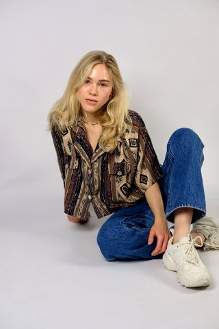 Locker und boxy geschnittene 90s Bluse (von uns reworked, von einem Kleid zur Crop-Bluse), made in Italy aus reiner Viskose mit Boho Print in Brauntönen, Beige, Schwarz, Weiß und Blau – wir empfehlen die Bluse einer heutigen L