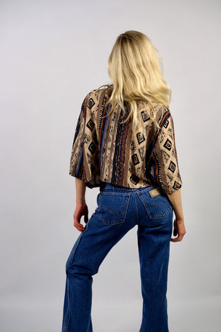 Locker und boxy geschnittene 90s Bluse (von uns reworked, von einem Kleid zur Crop-Bluse), made in Italy aus reiner Viskose mit Boho Print in Brauntönen, Beige, Schwarz, Weiß und Blau – wir empfehlen die Bluse einer heutigen L