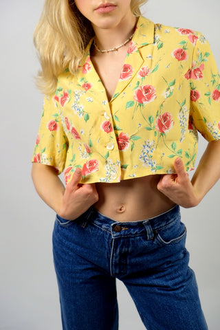 Hellgelbe, leichte 90s Bluse (von uns reworked, von einem Kleid zur Crop Bluse) aus reiner Viskose mit floralem Muster in Rot, Blau, Weiß und Grüntönen – wir empfehlen die Bluse einer heutigen XS bis S (bitte Maße beachten) – ein Unikat und Highlight