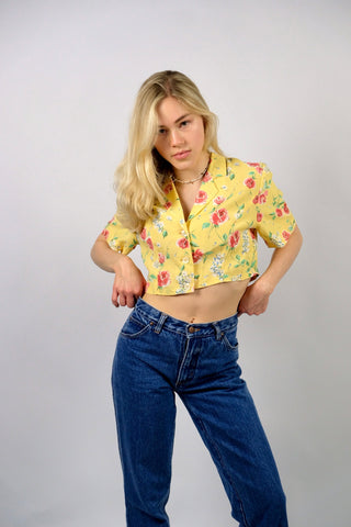 Hellgelbe, leichte 90s Bluse (von uns reworked, von einem Kleid zur Crop Bluse) aus reiner Viskose mit floralem Muster in Rot, Blau, Weiß und Grüntönen – wir empfehlen die Bluse einer heutigen XS bis S (bitte Maße beachten) – ein Unikat und Highlight