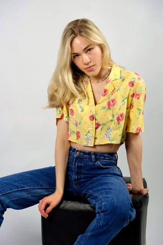 Hellgelbe, leichte 90s Bluse (von uns reworked, von einem Kleid zur Crop Bluse) aus reiner Viskose mit floralem Muster in Rot, Blau, Weiß und Grüntönen – wir empfehlen die Bluse einer heutigen XS bis S (bitte Maße beachten) – ein Unikat und Highlight
