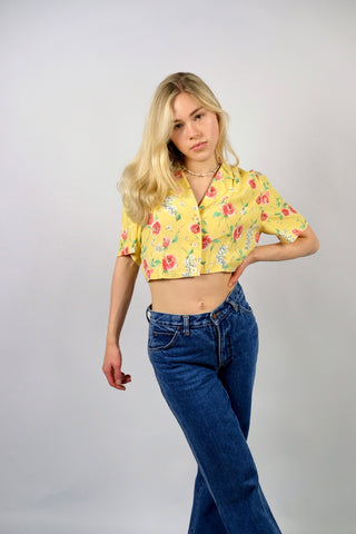 Hellgelbe, leichte 90s Bluse (von uns reworked, von einem Kleid zur Crop Bluse) aus reiner Viskose mit floralem Muster in Rot, Blau, Weiß und Grüntönen – wir empfehlen die Bluse einer heutigen XS bis S (bitte Maße beachten) – ein Unikat und Highlight