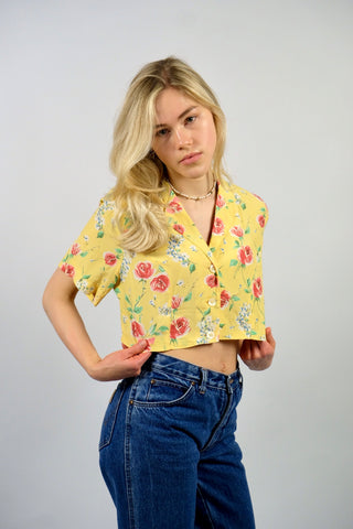 Hellgelbe, leichte 90s Bluse (von uns reworked, von einem Kleid zur Crop Bluse) aus reiner Viskose mit floralem Muster in Rot, Blau, Weiß und Grüntönen – wir empfehlen die Bluse einer heutigen XS bis S (bitte Maße beachten) – ein Unikat und Highlight