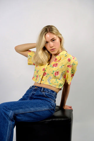 Hellgelbe, leichte 90s Bluse (von uns reworked, von einem Kleid zur Crop Bluse) aus reiner Viskose mit floralem Muster in Rot, Blau, Weiß und Grüntönen – wir empfehlen die Bluse einer heutigen XS bis S (bitte Maße beachten) – ein Unikat und Highlight