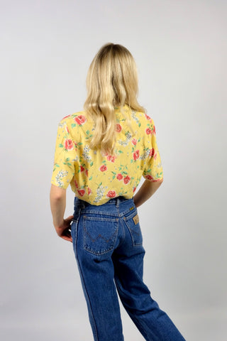 Hellgelbe, leichte 90s Bluse (von uns reworked, von einem Kleid zur Crop Bluse) aus reiner Viskose mit floralem Muster in Rot, Blau, Weiß und Grüntönen – wir empfehlen die Bluse einer heutigen XS bis S (bitte Maße beachten) – ein Unikat und Highlight