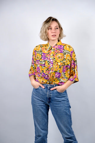 90s Bluse mit floralem Print in Senf/Orange, Pink/Magenta, Lilablau, Olivgrün, Salbeigrün und Weiß – für einen oversized Look empfehlen wir die Bluse einer L bis XL (40 bis 42), für eine reguläre, aber dennoch bequeme Passform ca. von XXL bis 4XL (44 bis 48) tragbar und ideal für große Körpergrößen (bitte Maße beachten)