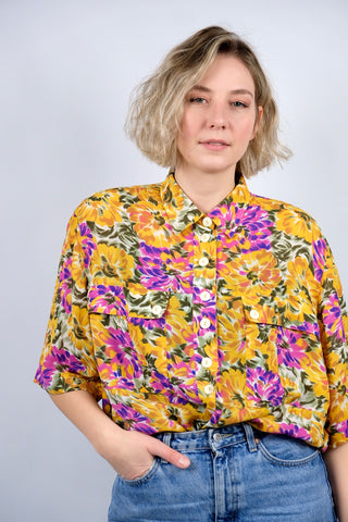 90s Bluse mit floralem Print in Senf/Orange, Pink/Magenta, Lilablau, Olivgrün, Salbeigrün und Weiß – für einen oversized Look empfehlen wir die Bluse einer L bis XL (40 bis 42), für eine reguläre, aber dennoch bequeme Passform ca. von XXL bis 4XL (44 bis 48) tragbar und ideal für große Körpergrößen (bitte Maße beachten)