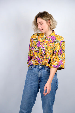 90s Bluse mit floralem Print in Senf/Orange, Pink/Magenta, Lilablau, Olivgrün, Salbeigrün und Weiß – für einen oversized Look empfehlen wir die Bluse einer L bis XL (40 bis 42), für eine reguläre, aber dennoch bequeme Passform ca. von XXL bis 4XL (44 bis 48) tragbar und ideal für große Körpergrößen (bitte Maße beachten)