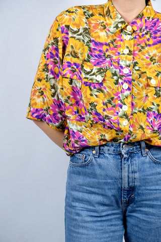 90s Bluse mit floralem Print in Senf/Orange, Pink/Magenta, Lilablau, Olivgrün, Salbeigrün und Weiß – für einen oversized Look empfehlen wir die Bluse einer L bis XL (40 bis 42), für eine reguläre, aber dennoch bequeme Passform ca. von XXL bis 4XL (44 bis 48) tragbar und ideal für große Körpergrößen (bitte Maße beachten)