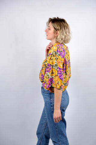 90s Bluse mit floralem Print in Senf/Orange, Pink/Magenta, Lilablau, Olivgrün, Salbeigrün und Weiß – für einen oversized Look empfehlen wir die Bluse einer L bis XL (40 bis 42), für eine reguläre, aber dennoch bequeme Passform ca. von XXL bis 4XL (44 bis 48) tragbar und ideal für große Körpergrößen (bitte Maße beachten)