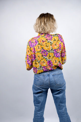 90s Bluse mit floralem Print in Senf/Orange, Pink/Magenta, Lilablau, Olivgrün, Salbeigrün und Weiß – für einen oversized Look empfehlen wir die Bluse einer L bis XL (40 bis 42), für eine reguläre, aber dennoch bequeme Passform ca. von XXL bis 4XL (44 bis 48) tragbar und ideal für große Körpergrößen (bitte Maße beachten)