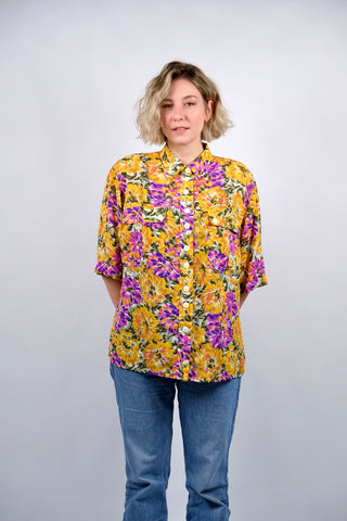 90s Bluse mit floralem Print in Senf/Orange, Pink/Magenta, Lilablau, Olivgrün, Salbeigrün und Weiß – für einen oversized Look empfehlen wir die Bluse einer L bis XL (40 bis 42), für eine reguläre, aber dennoch bequeme Passform ca. von XXL bis 4XL (44 bis 48) tragbar und ideal für große Körpergrößen (bitte Maße beachten)