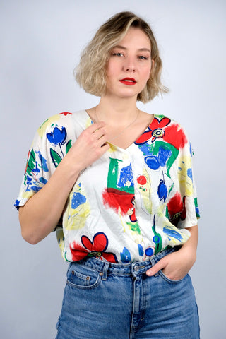 Weiße 90s Bluse aus reiner Viskose mit Crazy Pattern Print in Blau, Rot, Grün und Gelb – wir empfehlen die Bluse einer heutigen L bis 3XL (40 bis 46) je nach gewünschter Passform (bitte Maße beachten)