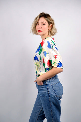 Weiße 90s Bluse aus reiner Viskose mit Crazy Pattern Print in Blau, Rot, Grün und Gelb – wir empfehlen die Bluse einer heutigen L bis 3XL (40 bis 46) je nach gewünschter Passform (bitte Maße beachten)