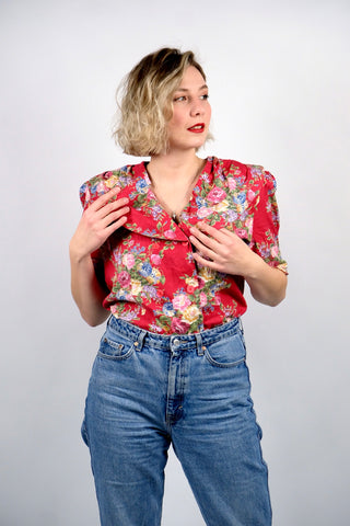traumhafte rote 80s/90s Bluse im Landhaus-/Folklore-Stil mit tollem Kragen und Puffärmeln mit Schulterpolstern (welche je nach Belieben aber auch herausgetrennt werden könnten) – die Bluse besteht aus Viskose und Baumwolle und hat einen schönen Blumen Print in Altrosa, Rosa, Beere, Flieder, Blau, Graublau, Hellgrün, Dunkel-/Olivgrün, Senf, Beige und Weiß – wir empfehlen die Bluse einer heutigen L bis XL je nach gewünschter Passform (bitte Maße beachten)