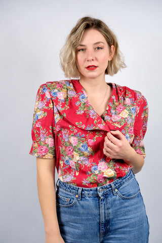 traumhafte rote 80s/90s Bluse im Landhaus-/Folklore-Stil mit tollem Kragen und Puffärmeln mit Schulterpolstern (welche je nach Belieben aber auch herausgetrennt werden könnten) – die Bluse besteht aus Viskose und Baumwolle und hat einen schönen Blumen Print in Altrosa, Rosa, Beere, Flieder, Blau, Graublau, Hellgrün, Dunkel-/Olivgrün, Senf, Beige und Weiß – wir empfehlen die Bluse einer heutigen L bis XL je nach gewünschter Passform (bitte Maße beachten)