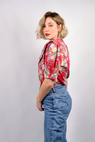 traumhafte rote 80s/90s Bluse im Landhaus-/Folklore-Stil mit tollem Kragen und Puffärmeln mit Schulterpolstern (welche je nach Belieben aber auch herausgetrennt werden könnten) – die Bluse besteht aus Viskose und Baumwolle und hat einen schönen Blumen Print in Altrosa, Rosa, Beere, Flieder, Blau, Graublau, Hellgrün, Dunkel-/Olivgrün, Senf, Beige und Weiß – wir empfehlen die Bluse einer heutigen L bis XL je nach gewünschter Passform (bitte Maße beachten)