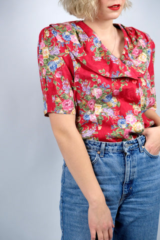 traumhafte rote 80s/90s Bluse im Landhaus-/Folklore-Stil mit tollem Kragen und Puffärmeln mit Schulterpolstern (welche je nach Belieben aber auch herausgetrennt werden könnten) – die Bluse besteht aus Viskose und Baumwolle und hat einen schönen Blumen Print in Altrosa, Rosa, Beere, Flieder, Blau, Graublau, Hellgrün, Dunkel-/Olivgrün, Senf, Beige und Weiß – wir empfehlen die Bluse einer heutigen L bis XL je nach gewünschter Passform (bitte Maße beachten)