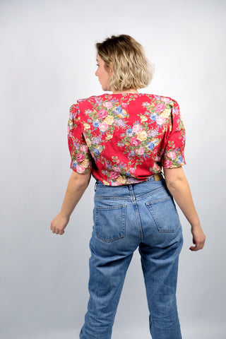 traumhafte rote 80s/90s Bluse im Landhaus-/Folklore-Stil mit tollem Kragen und Puffärmeln mit Schulterpolstern (welche je nach Belieben aber auch herausgetrennt werden könnten) – die Bluse besteht aus Viskose und Baumwolle und hat einen schönen Blumen Print in Altrosa, Rosa, Beere, Flieder, Blau, Graublau, Hellgrün, Dunkel-/Olivgrün, Senf, Beige und Weiß – wir empfehlen die Bluse einer heutigen L bis XL je nach gewünschter Passform (bitte Maße beachten)