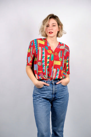 rote 90s Bluse aus reiner Viskose mit Crazy Pattern Print in Gelb, Orange, Blau, Hellblau, Türkis und Mint – wir empfehlen die Bluse einer heutigen L bis XXL (40 bis 44) je nach gewünschter Passform (bitte Maße beachten)