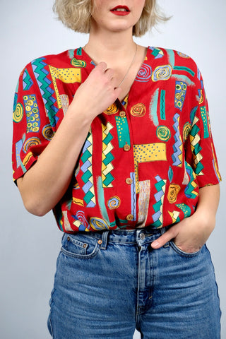 rote 90s Bluse aus reiner Viskose mit Crazy Pattern Print in Gelb, Orange, Blau, Hellblau, Türkis und Mint – wir empfehlen die Bluse einer heutigen L bis XXL (40 bis 44) je nach gewünschter Passform (bitte Maße beachten)
