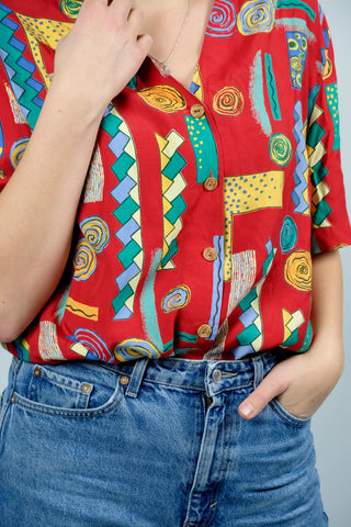 rote 90s Bluse aus reiner Viskose mit Crazy Pattern Print in Gelb, Orange, Blau, Hellblau, Türkis und Mint – wir empfehlen die Bluse einer heutigen L bis XXL (40 bis 44) je nach gewünschter Passform (bitte Maße beachten)