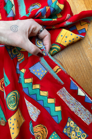 rote 90s Bluse aus reiner Viskose mit Crazy Pattern Print in Gelb, Orange, Blau, Hellblau, Türkis und Mint – wir empfehlen die Bluse einer heutigen L bis XXL (40 bis 44) je nach gewünschter Passform (bitte Maße beachten)